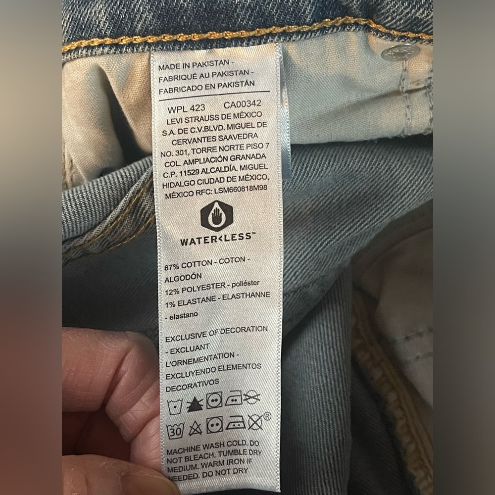 Levi Strauss Signature Heritage Distressed 9” Bermuda Jean Shorts NWT 8/29 - Picture 10 of 11